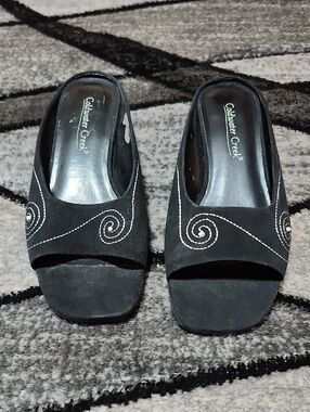 COLDWATER CREEK BLACK LEATHER EMBROIDERED BEADED UPPER SLIP-ON KITTEN HEEL